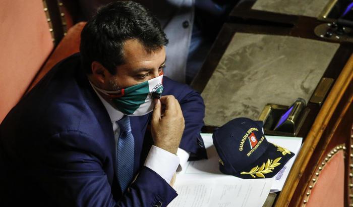 Salvini a processo per Open Arms e lui sbrocca: "Festeggiano i Palamara, i vigliacchi e gli scafisti"