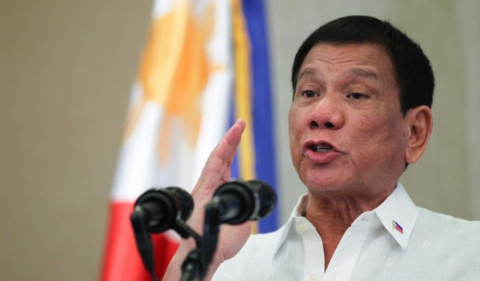 Il folle consiglio di Duterte: "Disinfettate le mascherine con la benzina"