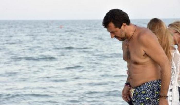 Salvini il demagogo in costume: "C'è bisogno di turisti che pagano, non di 'turisti' che sbarcano"