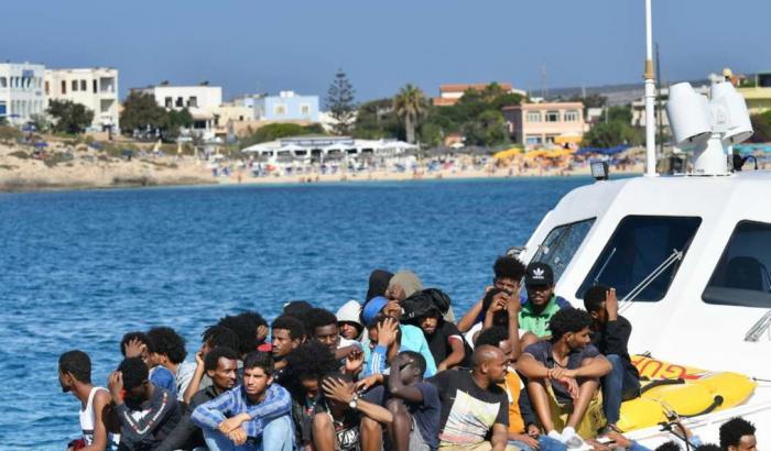 Non c'è più posto, il sindaco di Lampedusa si appella a Conte ma c'è un nuovo sbarco: "Resteranno sul molo"