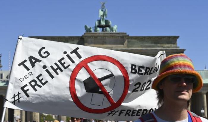 Tutto il mondo è paese: 15mila negazionisti del Covid sfilano a Berlino