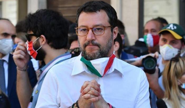 Salvini nega l'emergenza sanitaria poi mente dando la colpa dei contagi agli immigrati