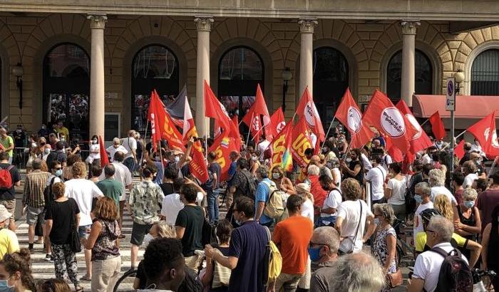 Manifestazione alla stazione di Bologna