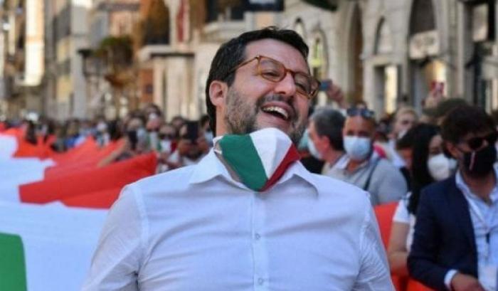 Salvini cambia di nuovo idea: ieri l'ok alle mascherine, oggi "l'emergenza è finita, siamo sotto ricatto"