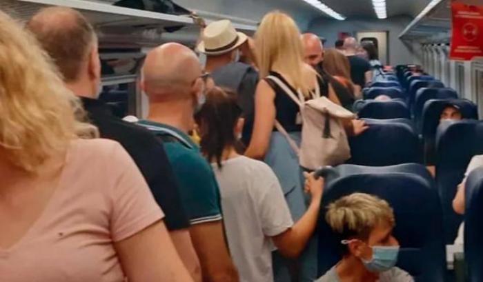 Alla Lombardia non sono bastati i morti: i treni rimangono pieni al 100%