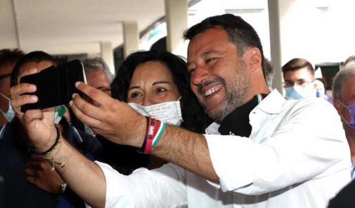 Salvini, ennesimo insulto ai morti lombardi: regala a un fan la sua mascherina usata