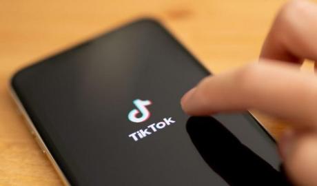 La Commissione Ue ha bandito TikTok: vietato l'uso ai dipendenti per ragioni di cybersicurezza