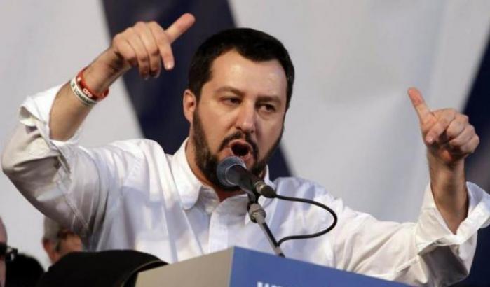 Salvini sbraita (senza mascherina) per i pochi migranti infetti e dimentica i centinaia di contagi italiani