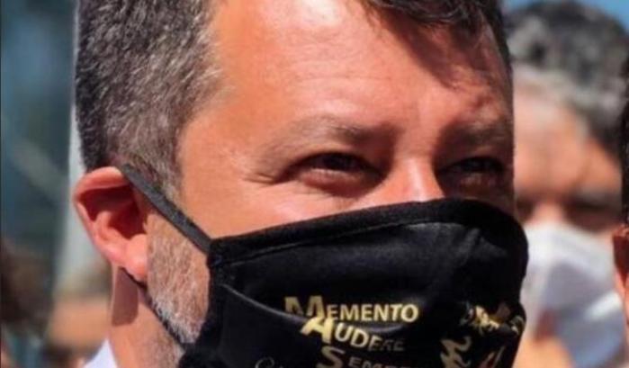 Salvini sfoggia il motto d'annunziano (poi ripreso dai fascisti) 'memento audere semper' sulla mascherina