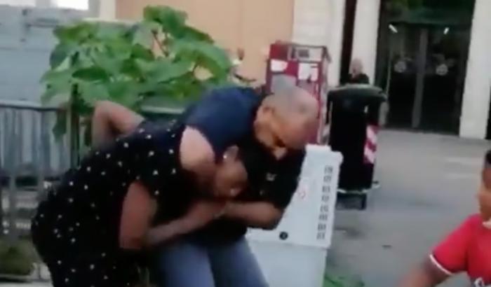 C'è un video in cui un poliziotto di Vicenza afferra per il collo un ragazzo nero