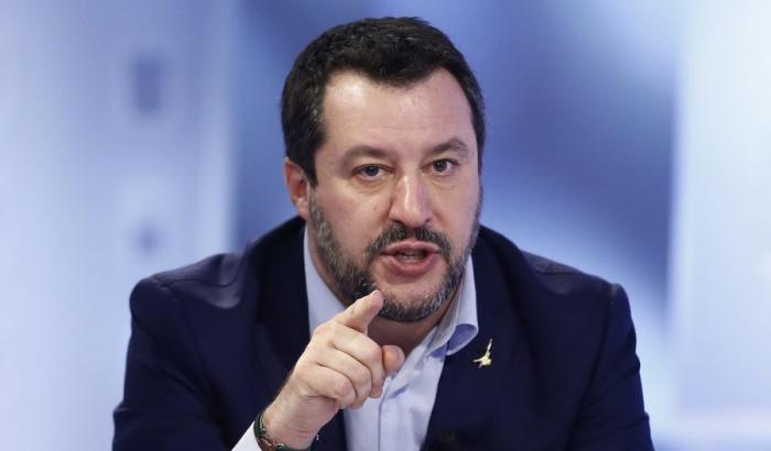 Salvini, quotidiano delirio razzista: festeggia per i rom sgomberati e poi sbraita contro il 'governo clandestino'