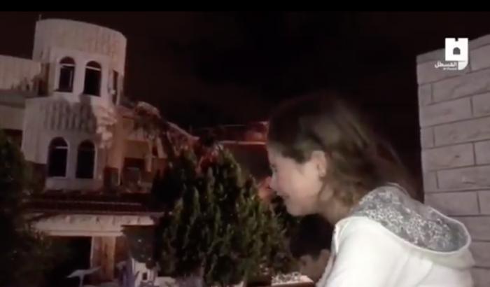Le lacrime della bambina palestinese che guarda la sua casa demolita dalle ruspe israeliane