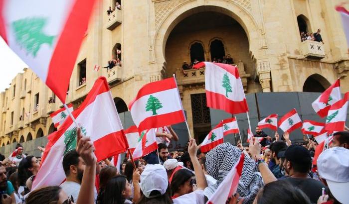 "Ladri": a Beirut la piazza s'infiamma contro i "cleptocrati" al potere