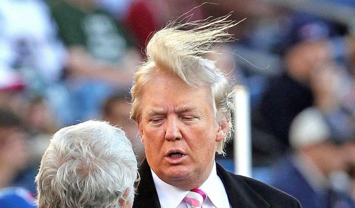 Trump si è lamentato che nelle docce non c'è abbastanza acqua per lavare i suoi 'capelli perfetti'