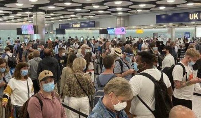Il Regno Unito impone la quarantena per chi torna dalla Francia: caos di ritorni, prezzi dei voli alle stelle