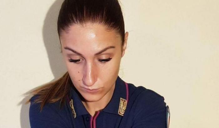 In mezzo a picchiatori e fascisti, la Polizia espelle Arianna Virgolino per un tatuaggio (rimosso)