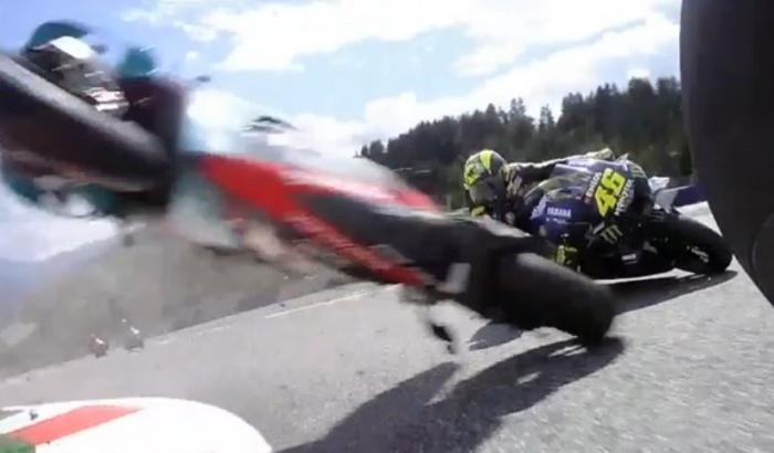Brutto incidente durante il Motomondiale: illeso per miracolo Valentino Rossi
