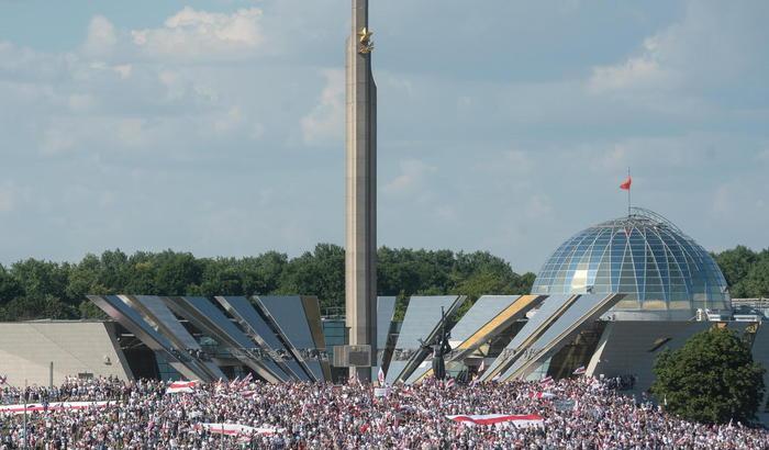 La Bielorussia è stanca del tiranno Lukashenko: folla oceanica per la marcia della libertà a Minsk