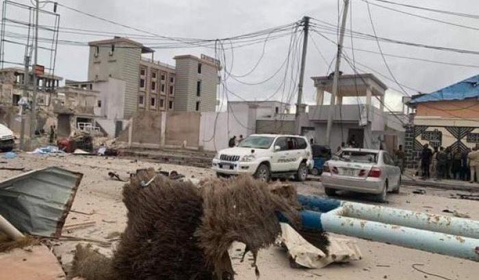 Autobomba in un hotel di Mogadiscio: 5 morti, 28 feriti e persone prese in ostaggio