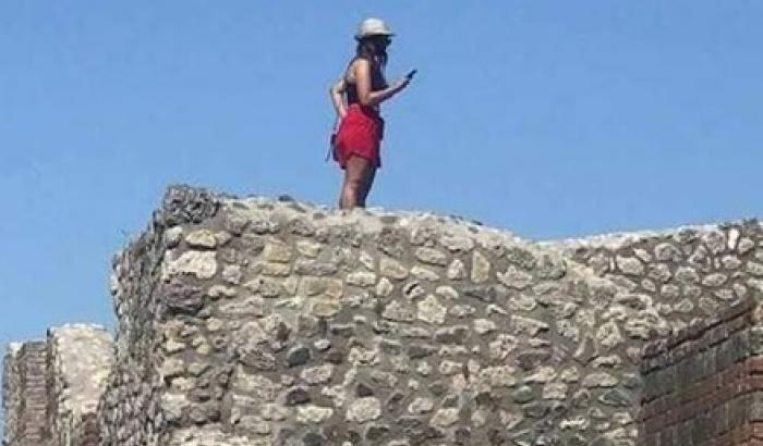 Turista scatta selfie dal tetto delle terme centrali a Pompei