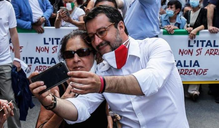 Salvini non rispetta le norme sul distanziamento sociale
