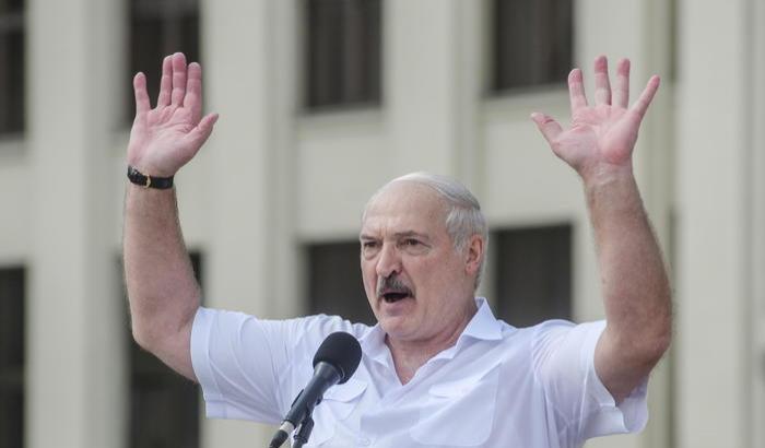 Lukashenko crede di poter prendere in giro la piazza: "Prima cambiamo la Costituzione poi vi faccio votare"