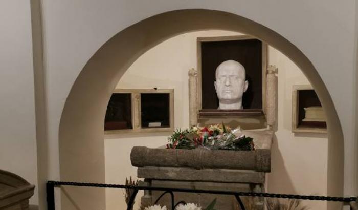 Consigliere comunale della Lega a Scandicci si fa un selfie nella cripta di Mussolini