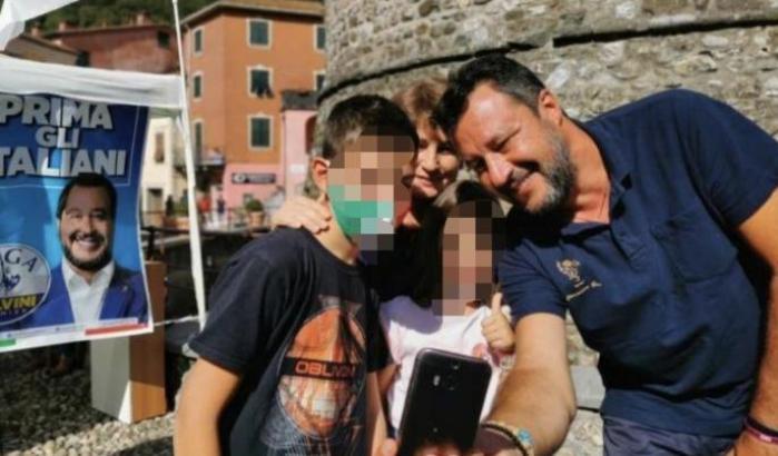 Salvini, selfie senza rispetto delle regole anti-Covid