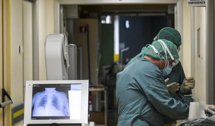 La storia infinita di un 43enne, ammalatosi a marzo di Covid e liberato solo oggi dopo 28 tamponi