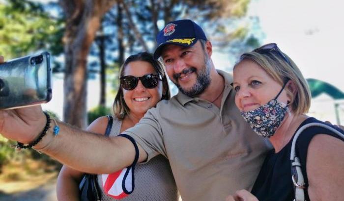 Salvini selfie senza mascherina in piena pandemia