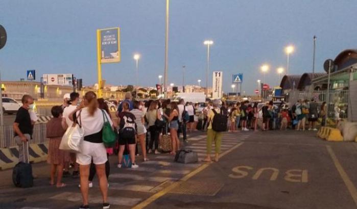 000579D9-fila-al-porto-di-civitavecchia Fila al porto di Civitavecchia