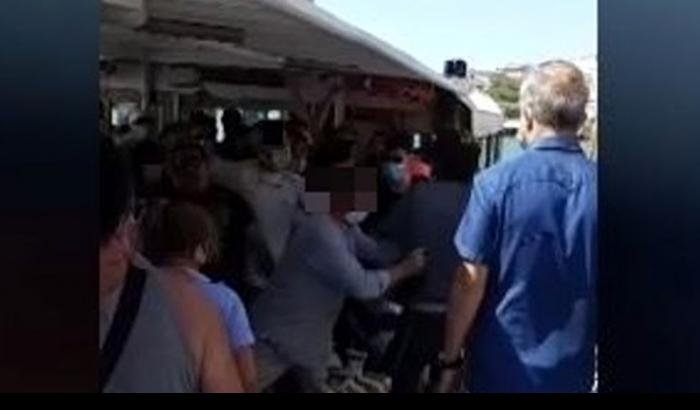 Un turista si toglie la mascherina: preso a pugni dai passeggeri nel vaporetto strapieno