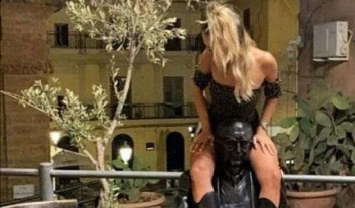 La donna a cavalcioni sulla statua di Camilleri