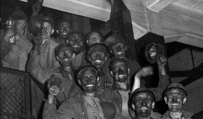 A Musumeci che strizza l'occhio alla pancia e chiude gli hotspot ricordo i siciliani nelle miniere del Belgio