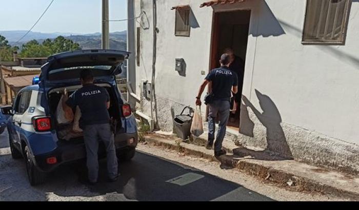 "Non ho soldi e non mangio da 5 giorni": un anziano chiama piangendo la polizia che gli porta la spesa