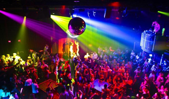 La lettera di Martina: "Positiva dopo una sera in discoteca. Ora papà è grave. Non me lo perdono"