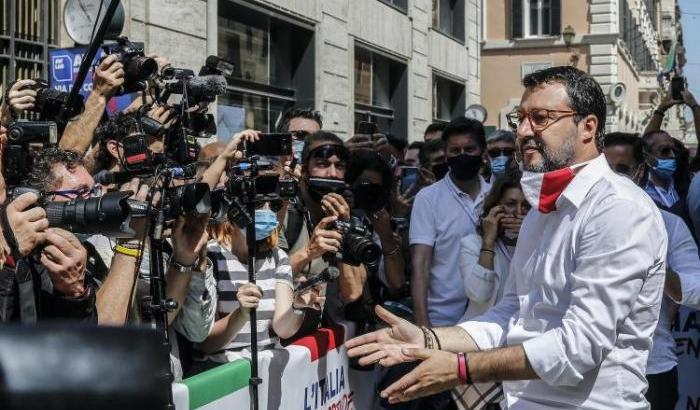 Salvini sempre più sciacallo sul Covid: "Il governo ha condannato a morte migliaia di italiani?"