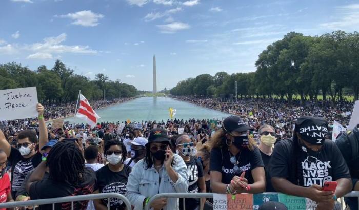 In migliaia a Washington contro il razzismo ricordando il discorso di Martin Luther King