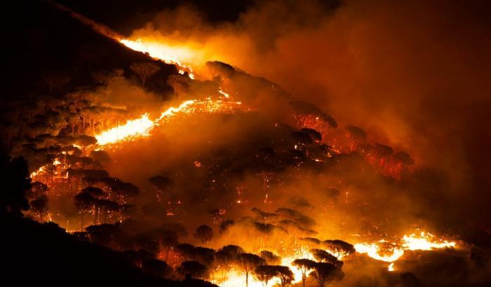 Preoccupante incendio ad Altofonte: evacuati 400 abitanti