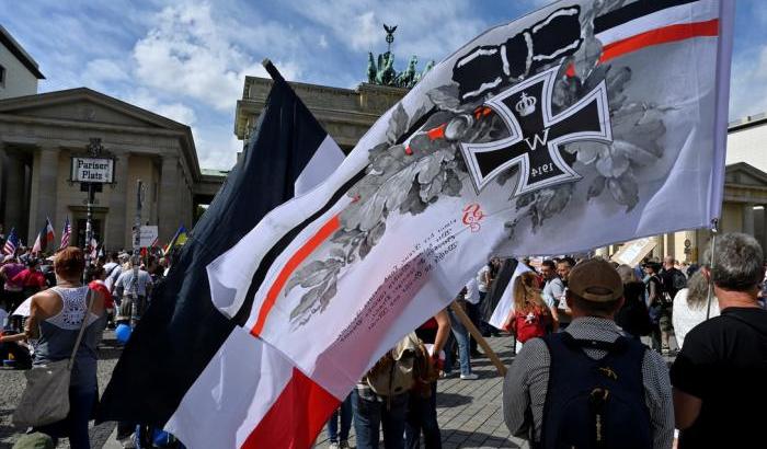 00057AD5-le-bandiere-del-reich-pre-nazista-diventate-il-simbolo-dell-estrema-destra Le bandiere del Reich pre-nazista diventate il simbolo dell'estrema destra