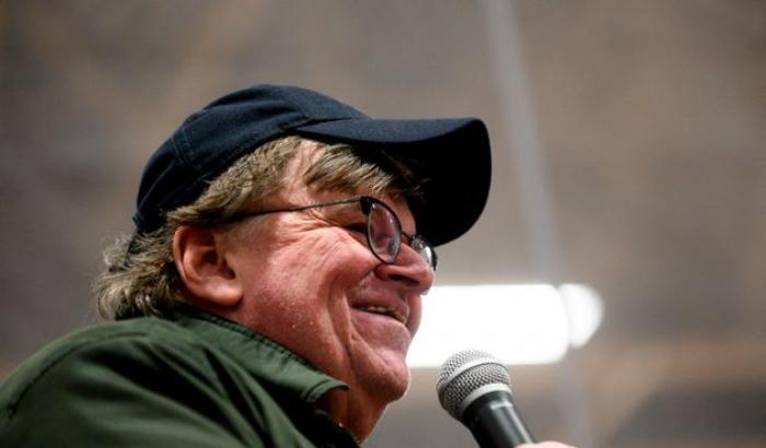 Michael Moore profeta come 4 anni fa: "Siete pronti alla vittoria di Trump?"