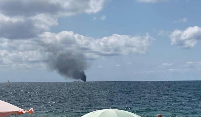 Una barca con migranti si incendia ed esplode a largo di Crotone: quattro morti e due dispersi