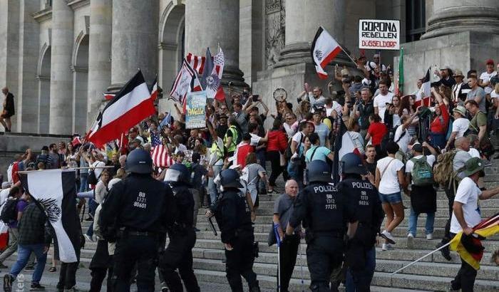 Estremisti di destra e negazionisti al Bundestag di Berlino