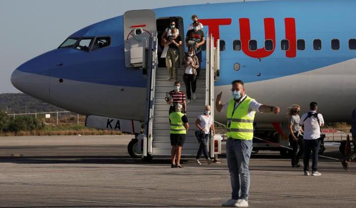 A bordo senza regole e il volo dalla Grecia a Cardiff diventa focolaio di infezione