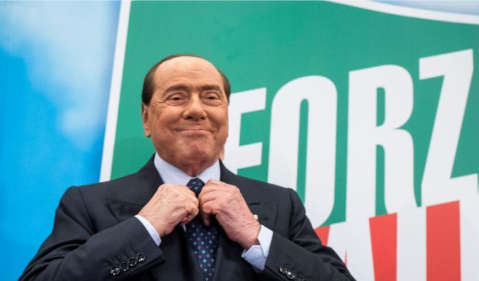 Berlusconi è positivo al Covid rassicura i suoi: "Mi sento bene"