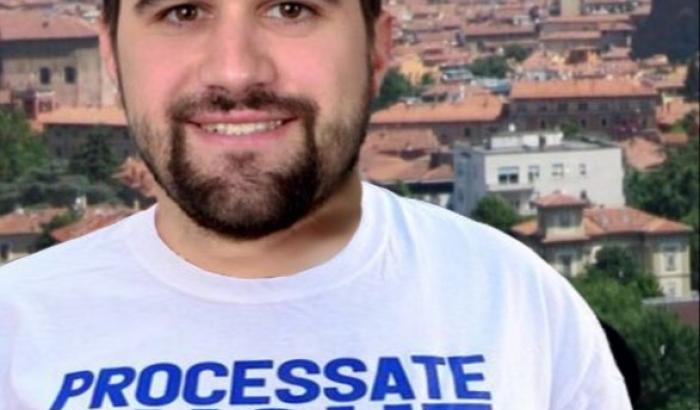 Luca Cavazza (ai domiciliari) con la maglietta #processateancheme: la Lega non coglie l'ironia e ritwitta la foto