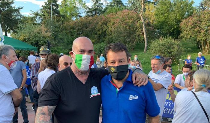 Salvini, abbracciando l'ultrà fascista: "Qui non ci sono fascisti, solo italiani"
