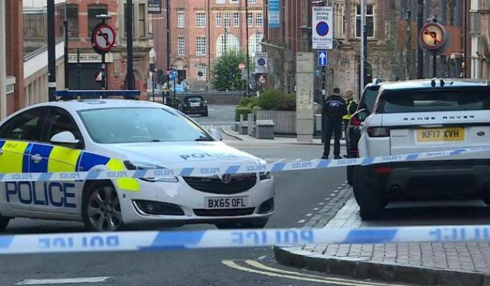 Diverse persone sono state accoltellate per strada a Birmingham