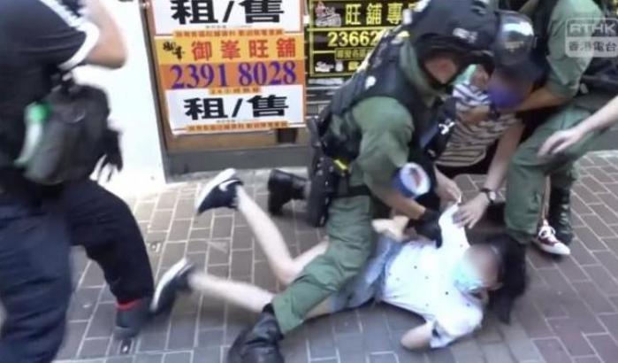 A Honk-Kong la polizia butta a terra e immobilizza una ragazzina di 12 anni: polemica