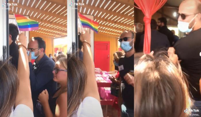 Gli squadristi di Salvini strappano una bandiera arcobaleno dalle mani di un ragazzino
